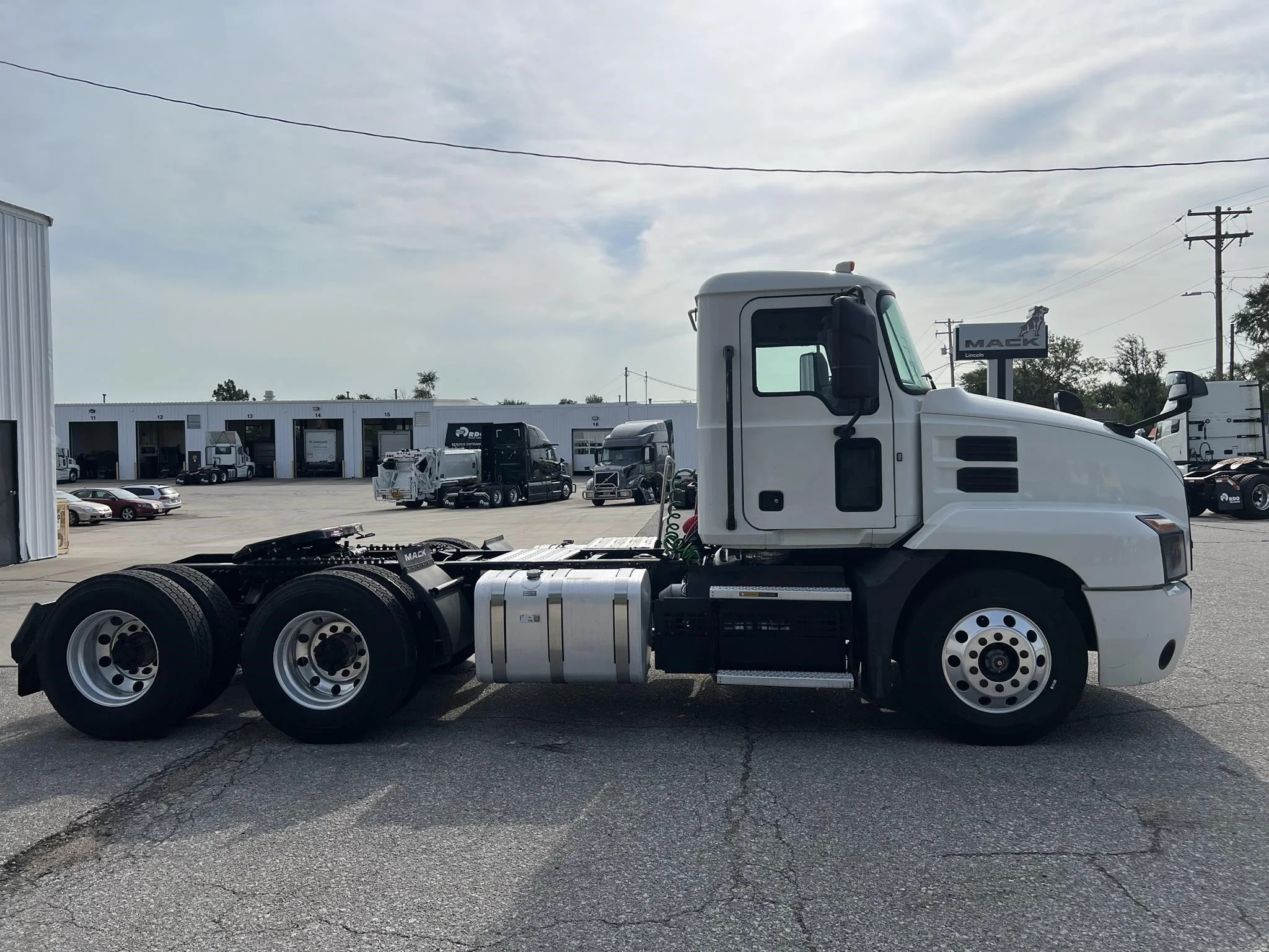 2020 Mack Anthem — photo 6