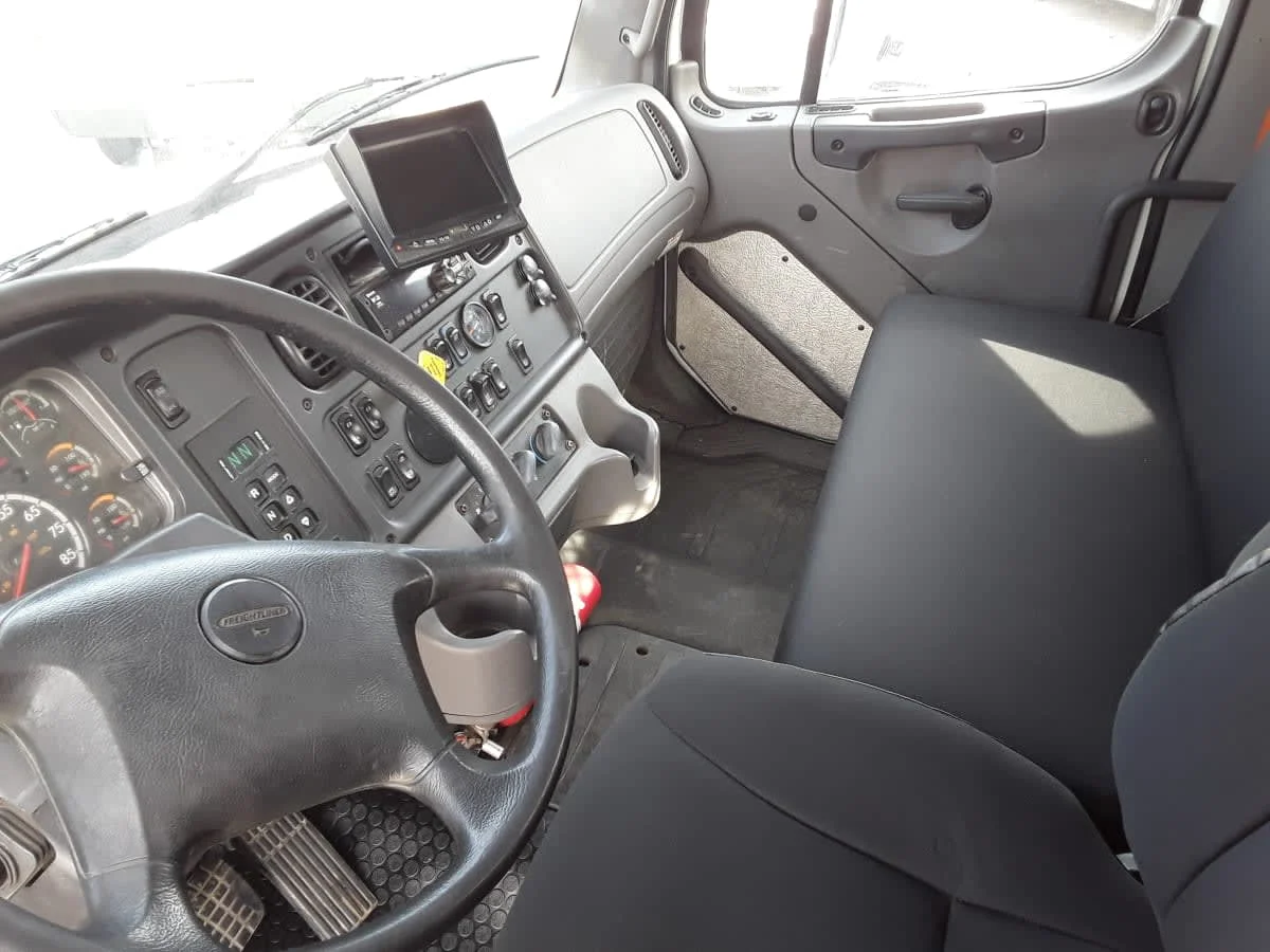 2019 Freightliner M2 106 - image 7