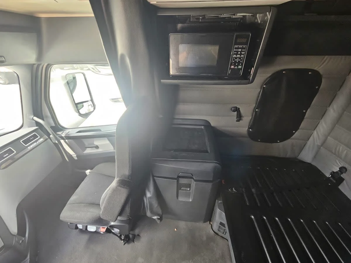 2022 Freightliner Cascadia in Orlando, FL — photo 13