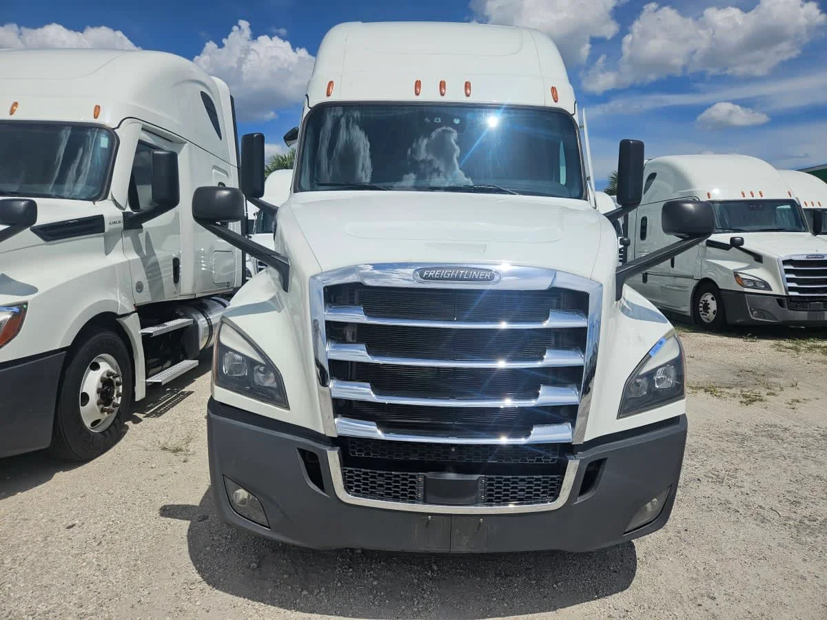 2022 Freightliner Cascadia in Orlando, FL — photo 2