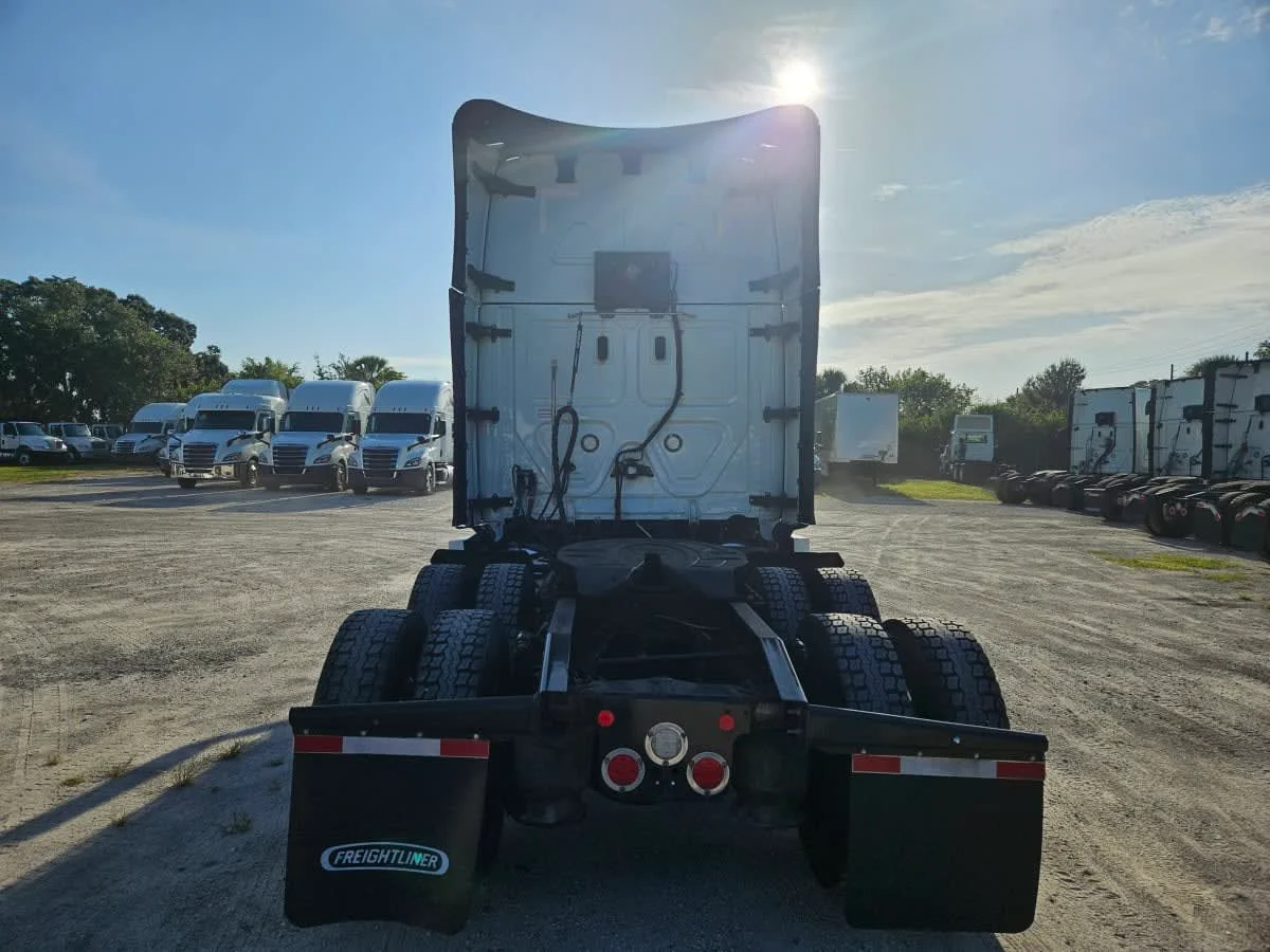 2022 Freightliner Cascadia in Orlando, FL — photo 5