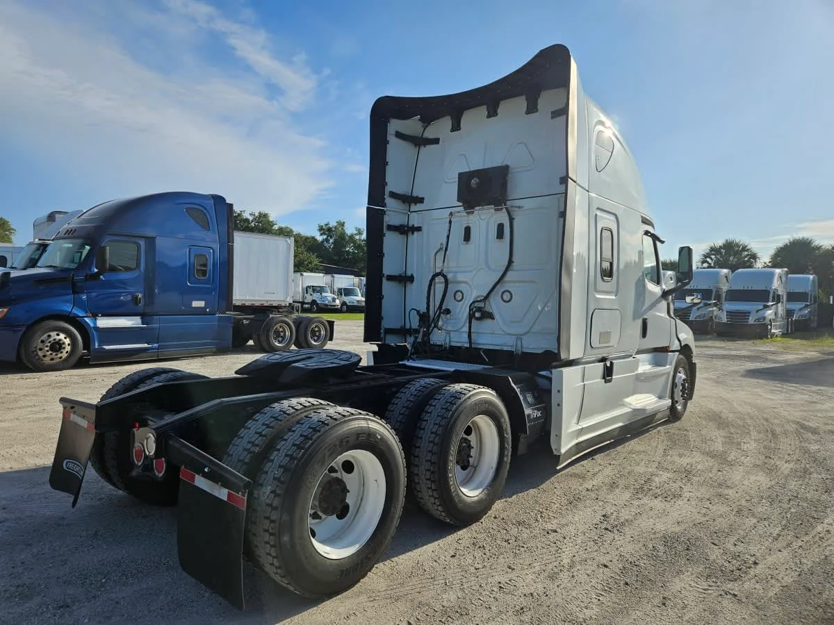 2022 Freightliner Cascadia in Orlando, FL — photo 4