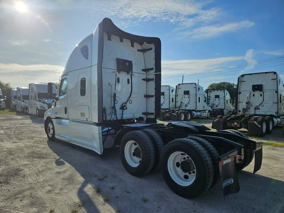 2022 Freightliner Cascadia in Orlando, FL — photo 6