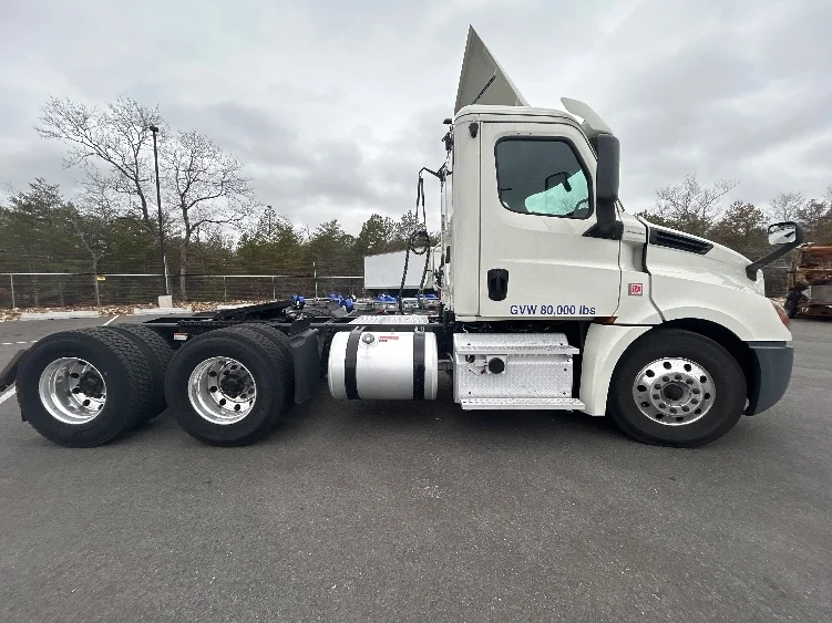 2019 Freightliner Cascadia in Linden, NJ — photo 8