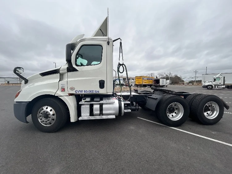 2019 Freightliner Cascadia in Linden, NJ — photo 4