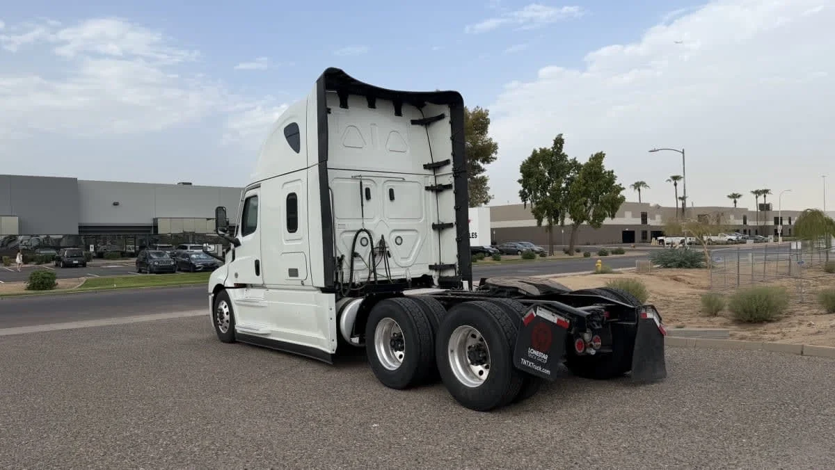 2022 Freightliner Cascadia in Phoenix, AZ — photo 6