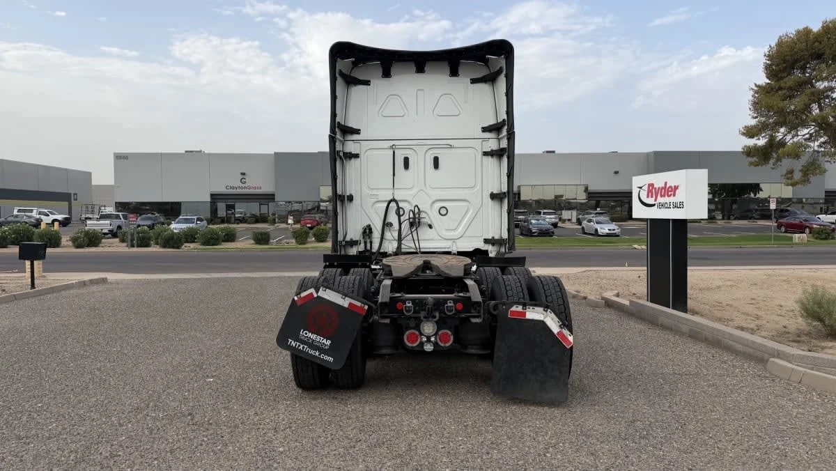 2022 Freightliner Cascadia in Phoenix, AZ — photo 5