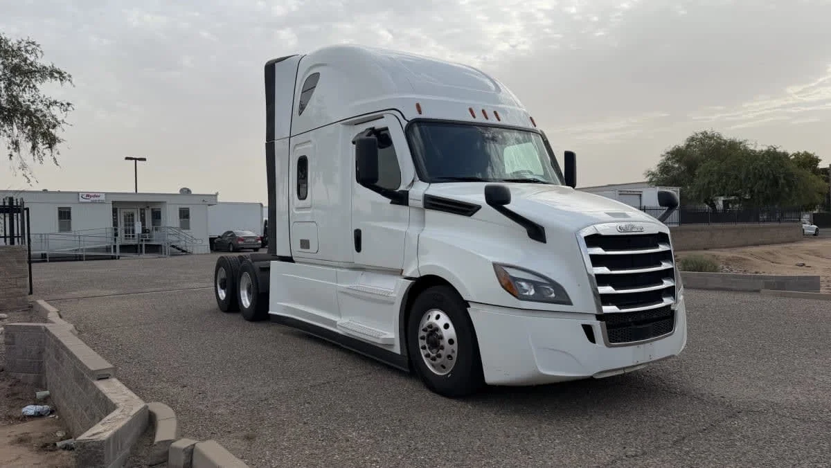 2022 Freightliner Cascadia in Phoenix, AZ — photo 3
