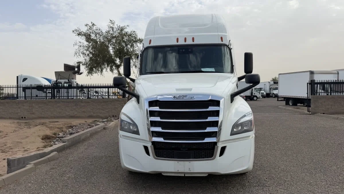 2022 Freightliner Cascadia in Phoenix, AZ — photo 2