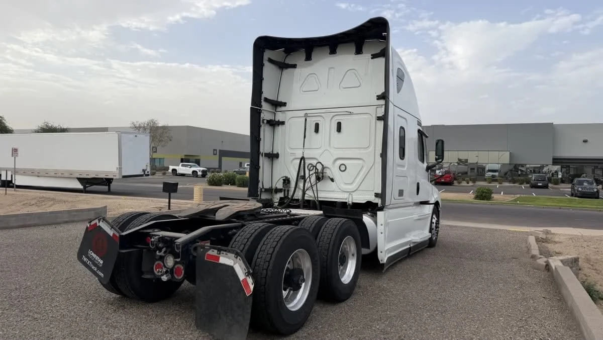 2022 Freightliner Cascadia in Phoenix, AZ — photo 4