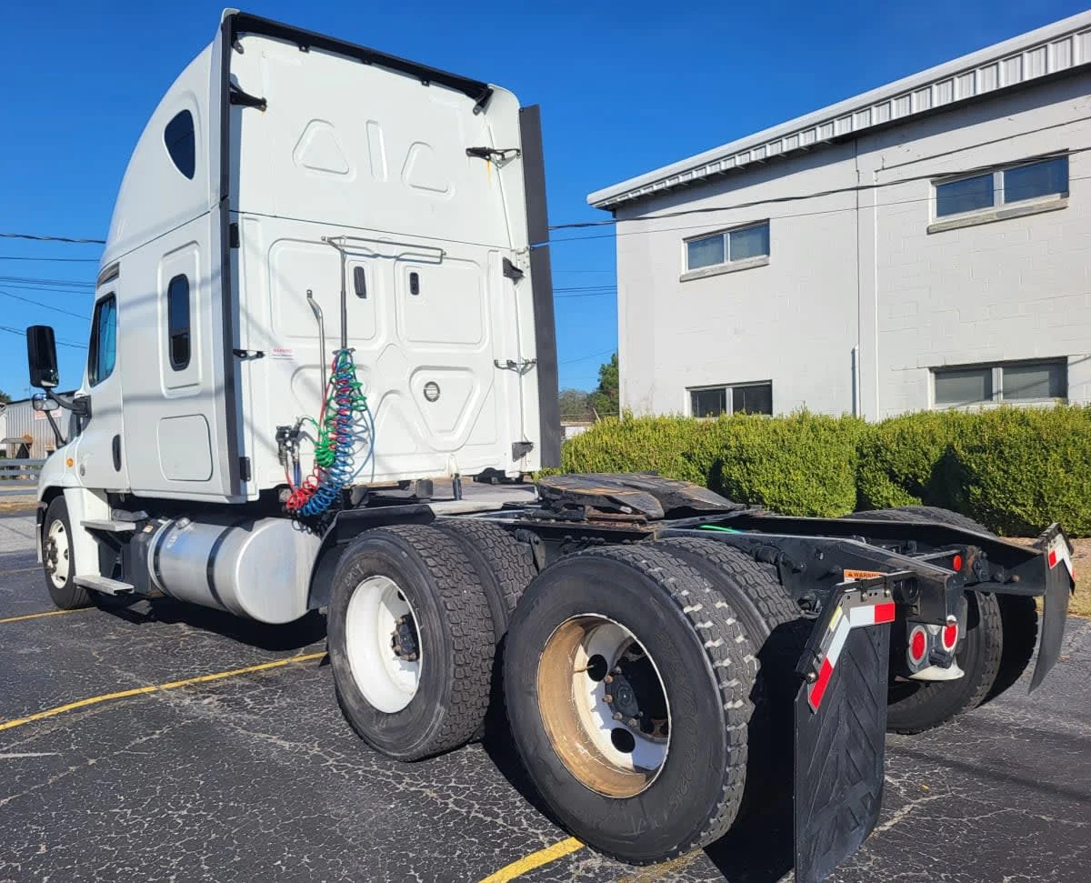 2020 Freightliner Cascadia in Jacksonville, FL — photo 6