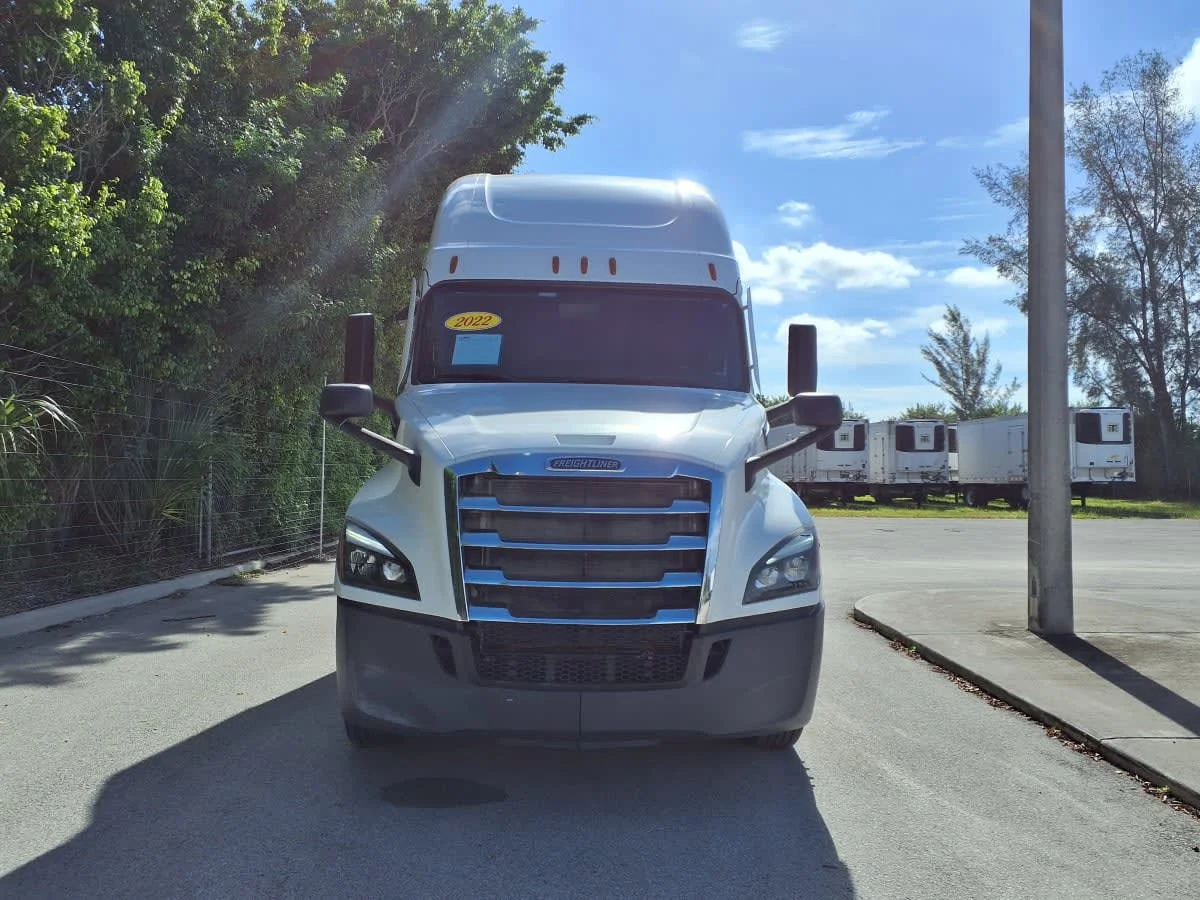 2022 Freightliner Cascadia in Davie, FL — photo 2