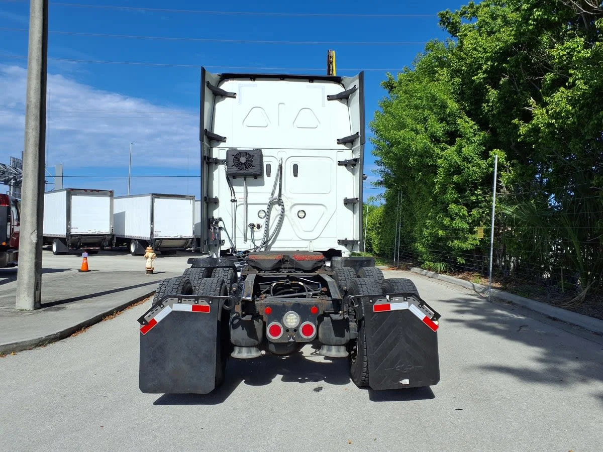 2022 Freightliner Cascadia in Davie, FL — photo 5