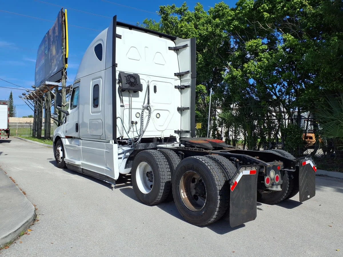 2022 Freightliner Cascadia in Davie, FL — photo 6