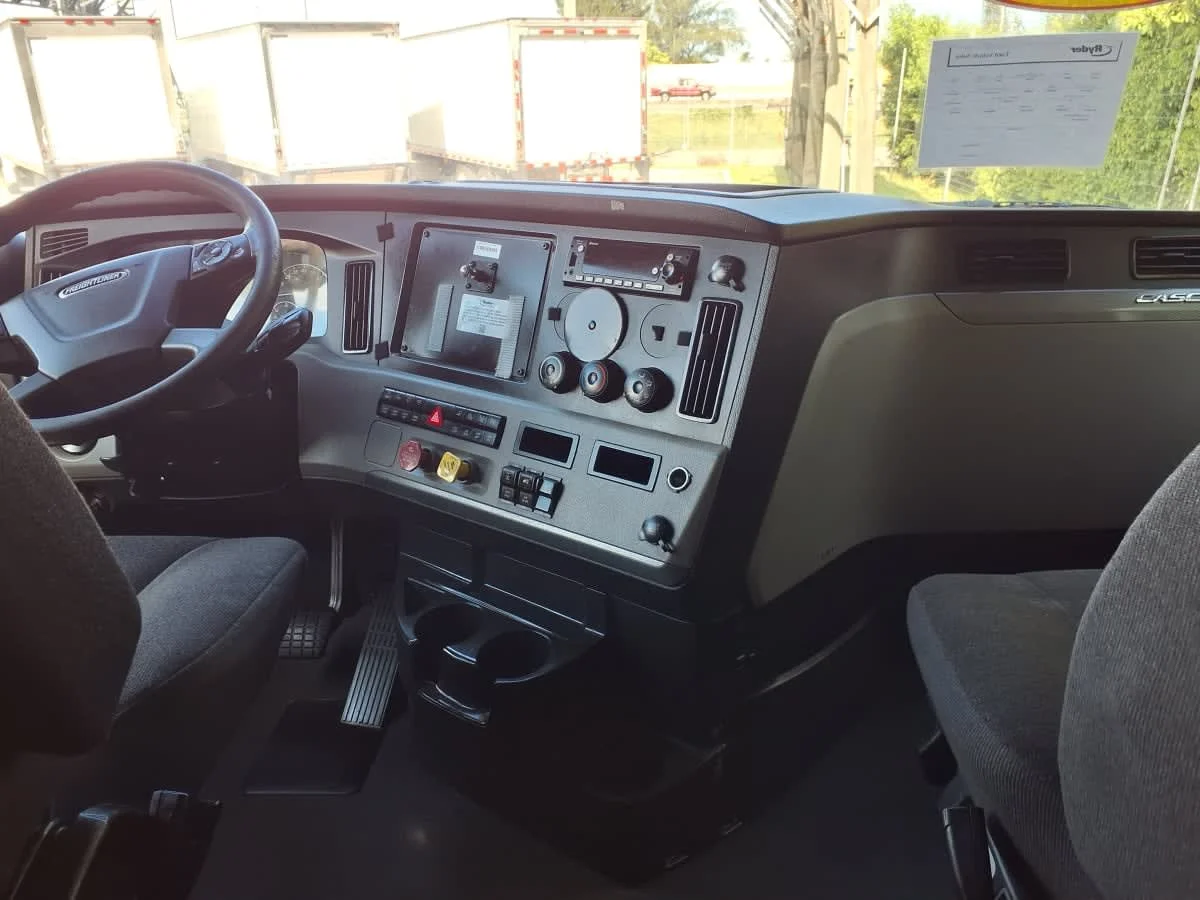 2022 Freightliner Cascadia in Davie, FL — photo 7