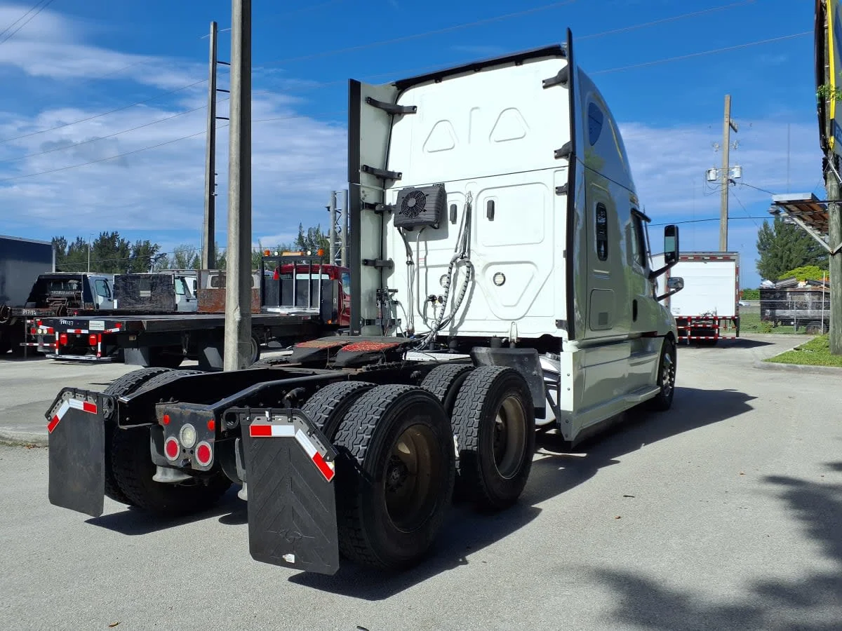 2022 Freightliner Cascadia in Davie, FL — photo 4