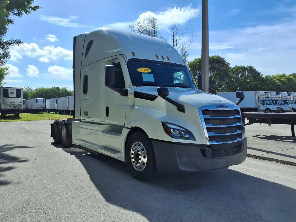 2022 Freightliner Cascadia in Davie, FL — photo 3