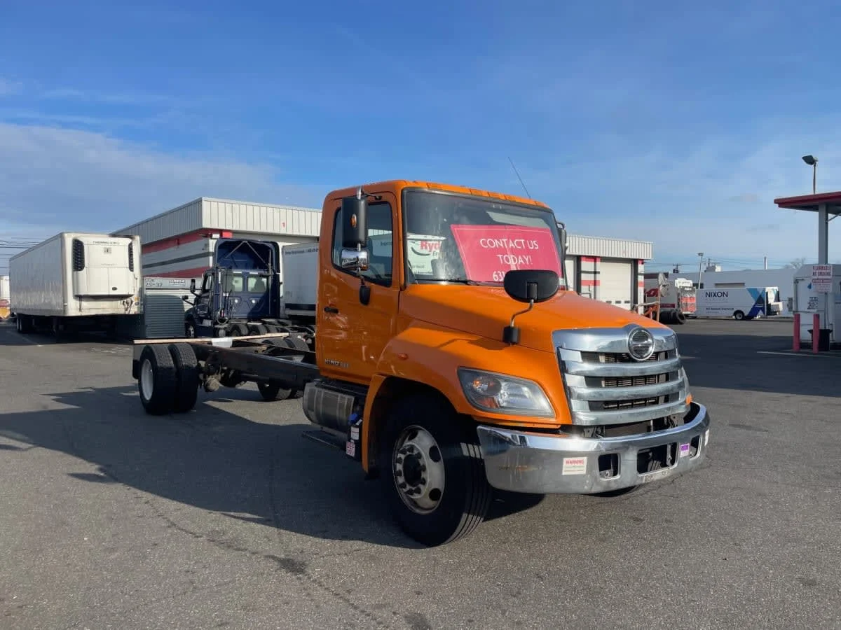 2018 Hino 268 - image 3