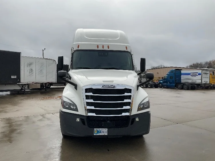 2022 Freightliner Cascadia - image 2