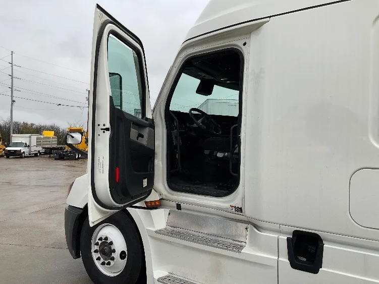 2022 Freightliner Cascadia - image 9