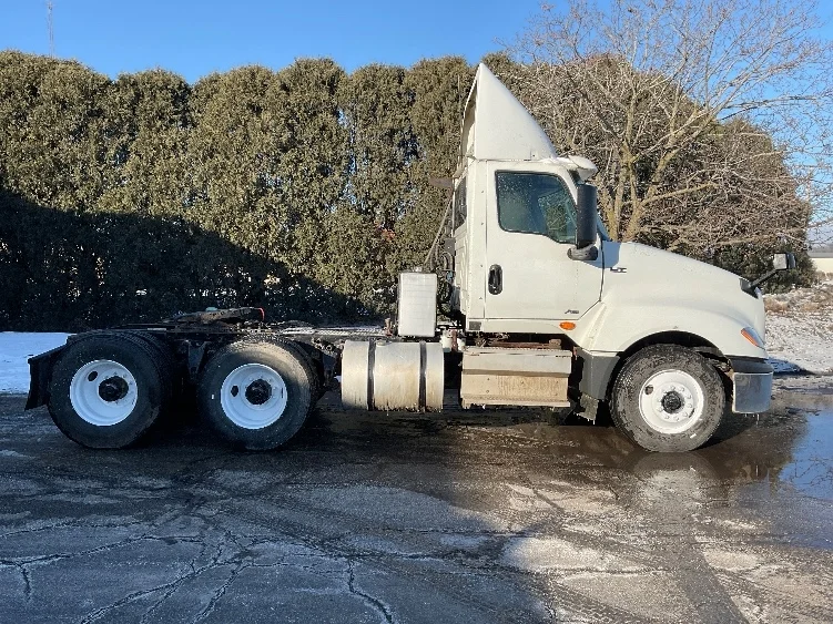 2020 International LT - image 8