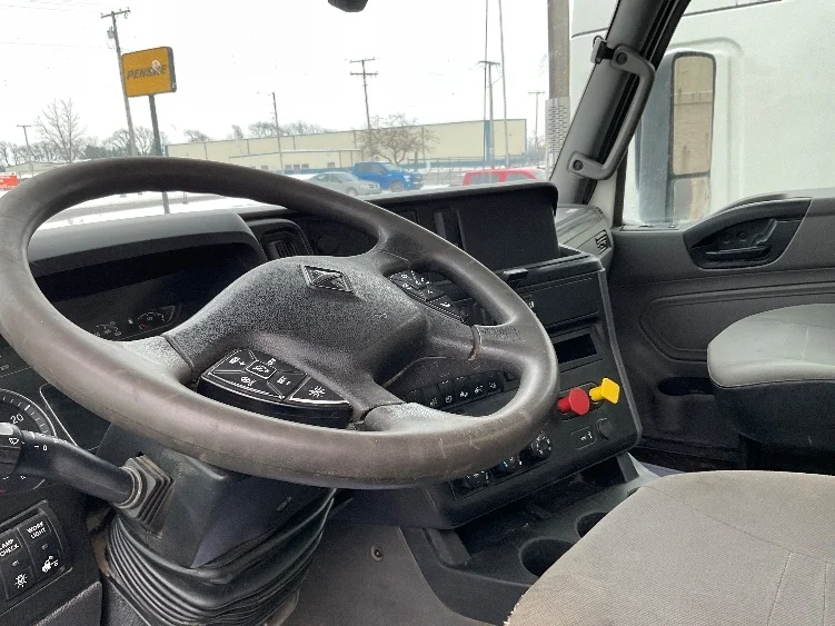 2020 International LT - image 10