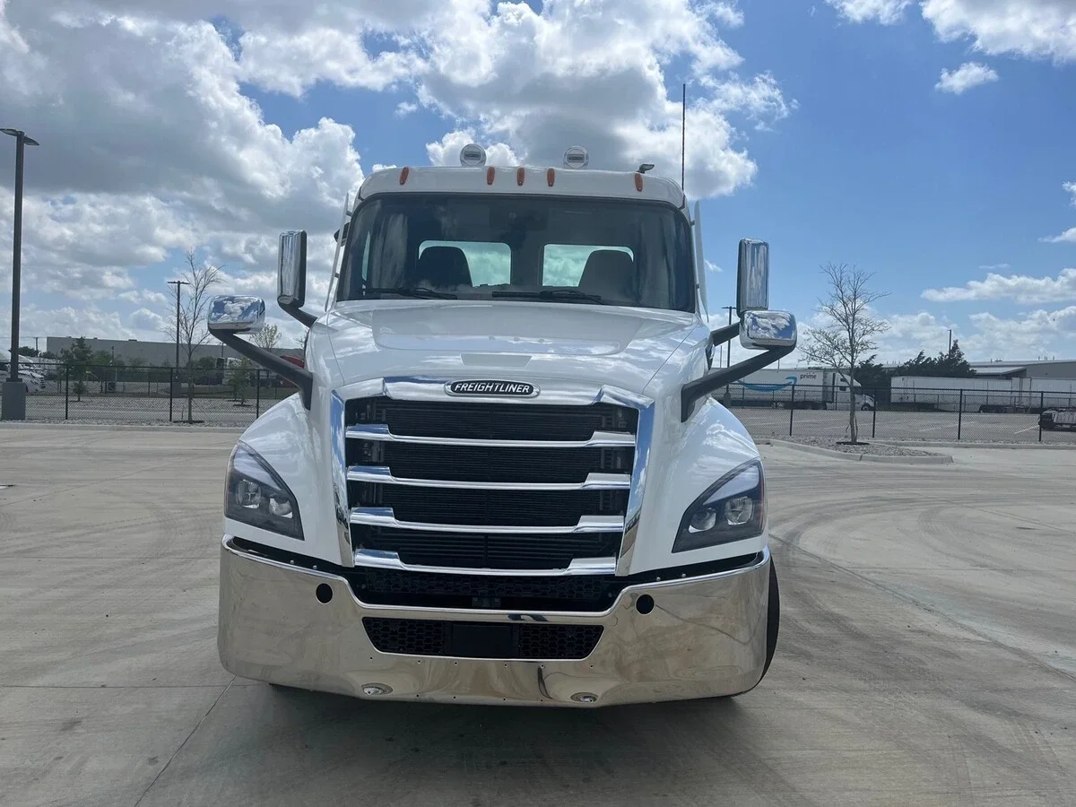 2027 Freightliner Cascadia - image 2