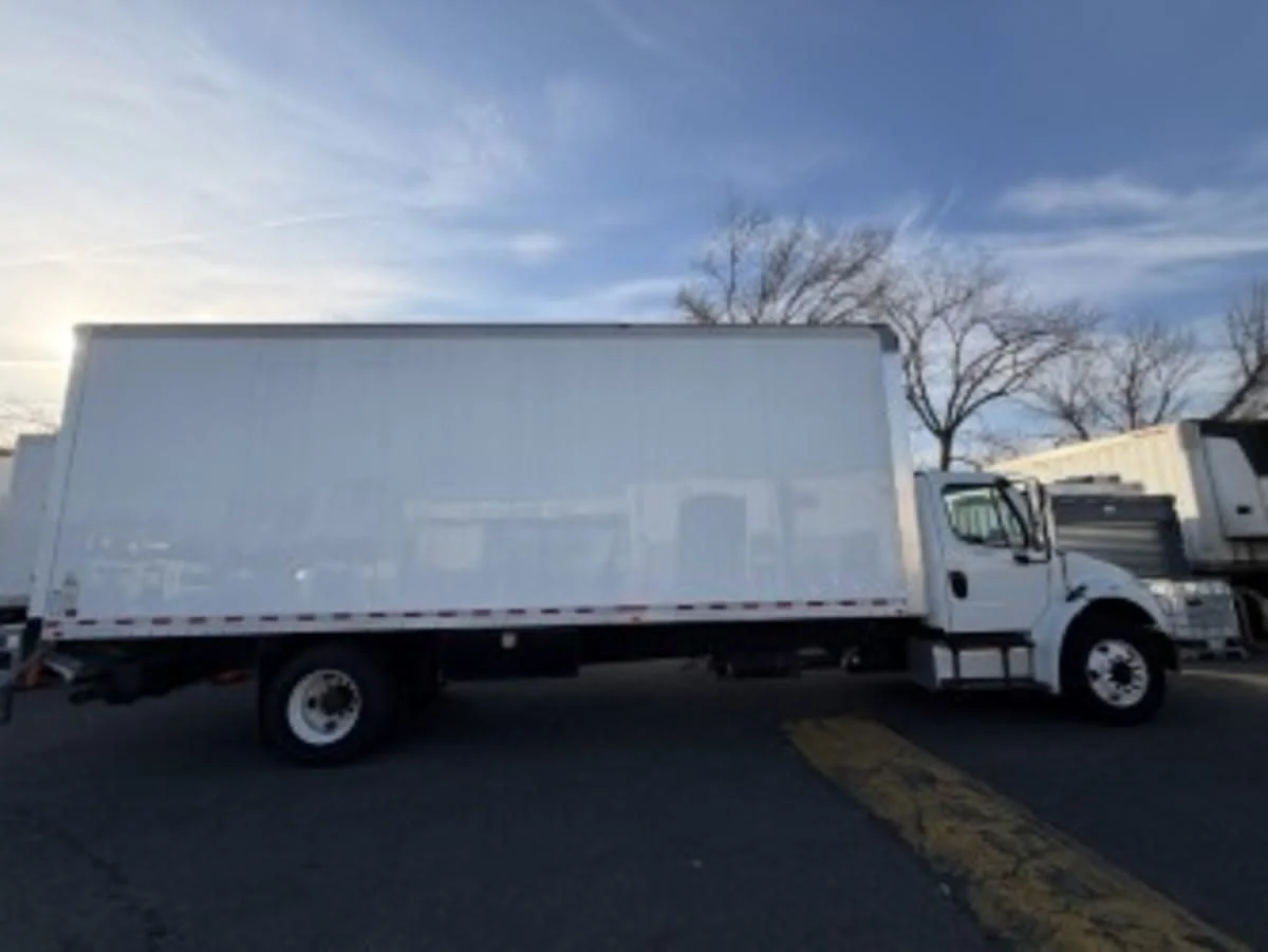 2017 Freightliner M2 106 in Farmingdale, NY — photo 12