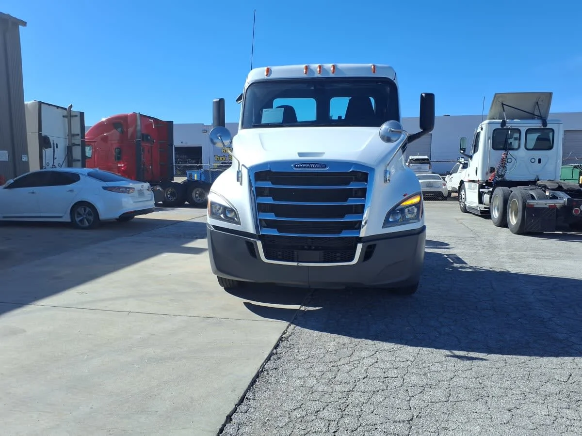 2020 Freightliner Cascadia in Fort Worth, TX — photo 2