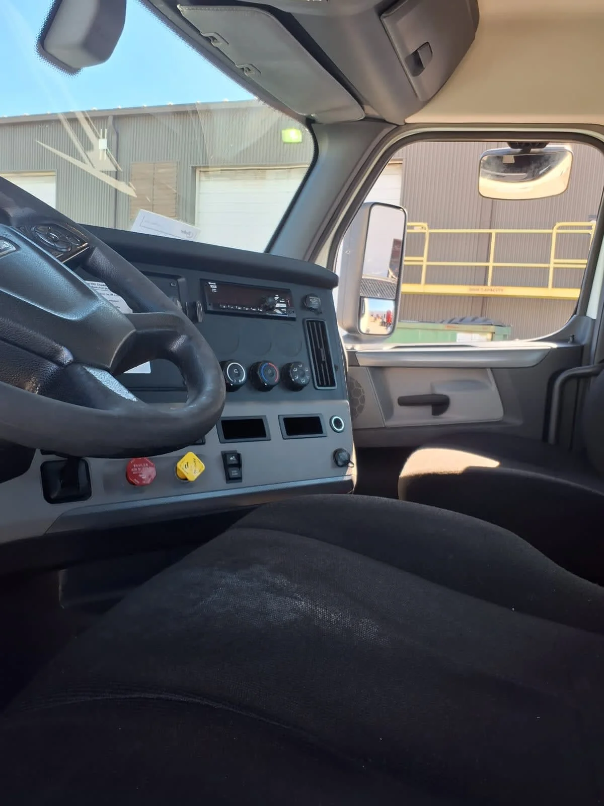 2020 Freightliner Cascadia - image 7