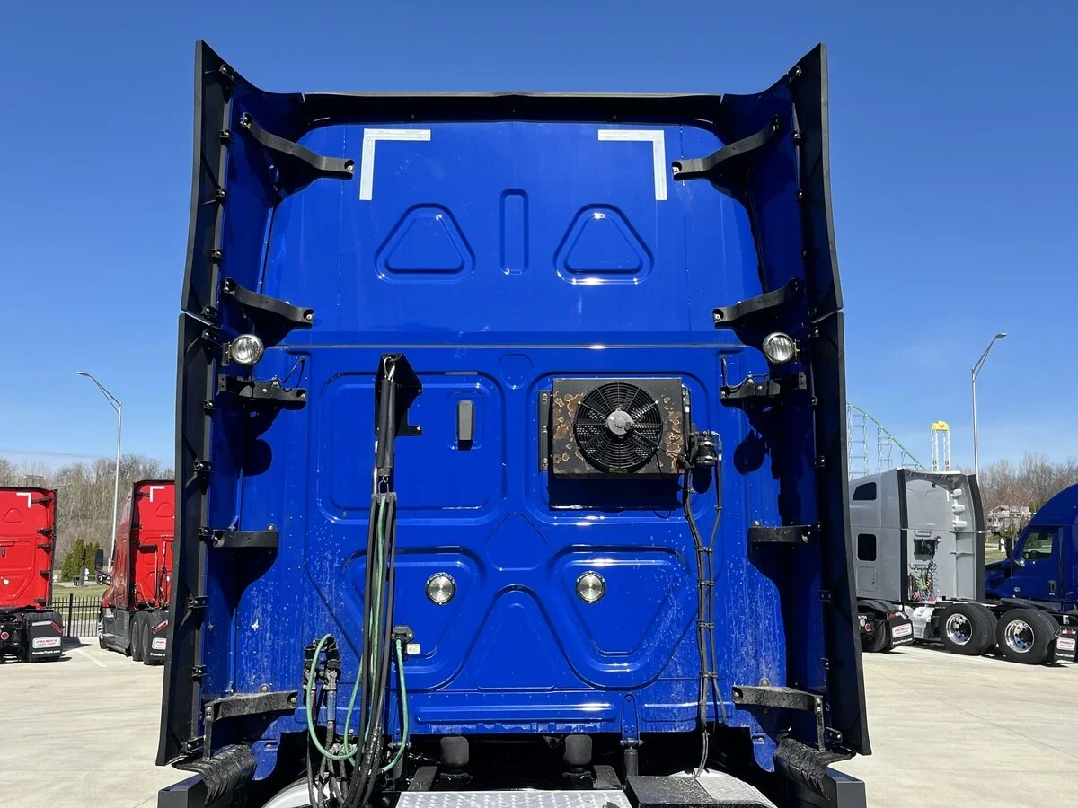 2022 Freightliner Cascadia - image 9