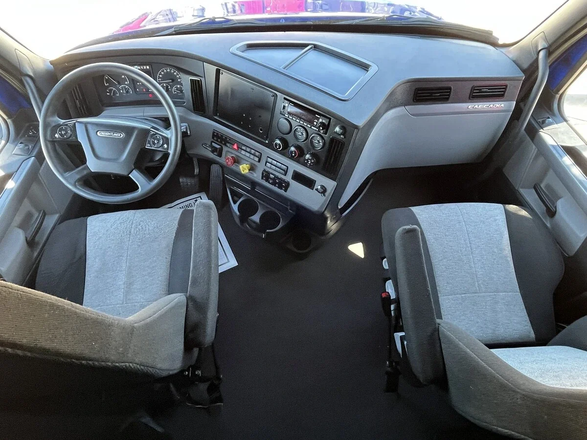 2022 Freightliner Cascadia - image 32