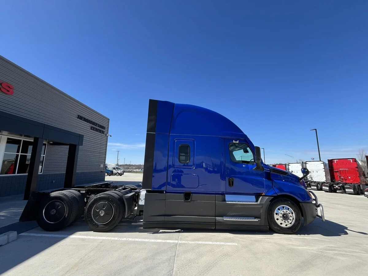 2022 Freightliner Cascadia - image 13