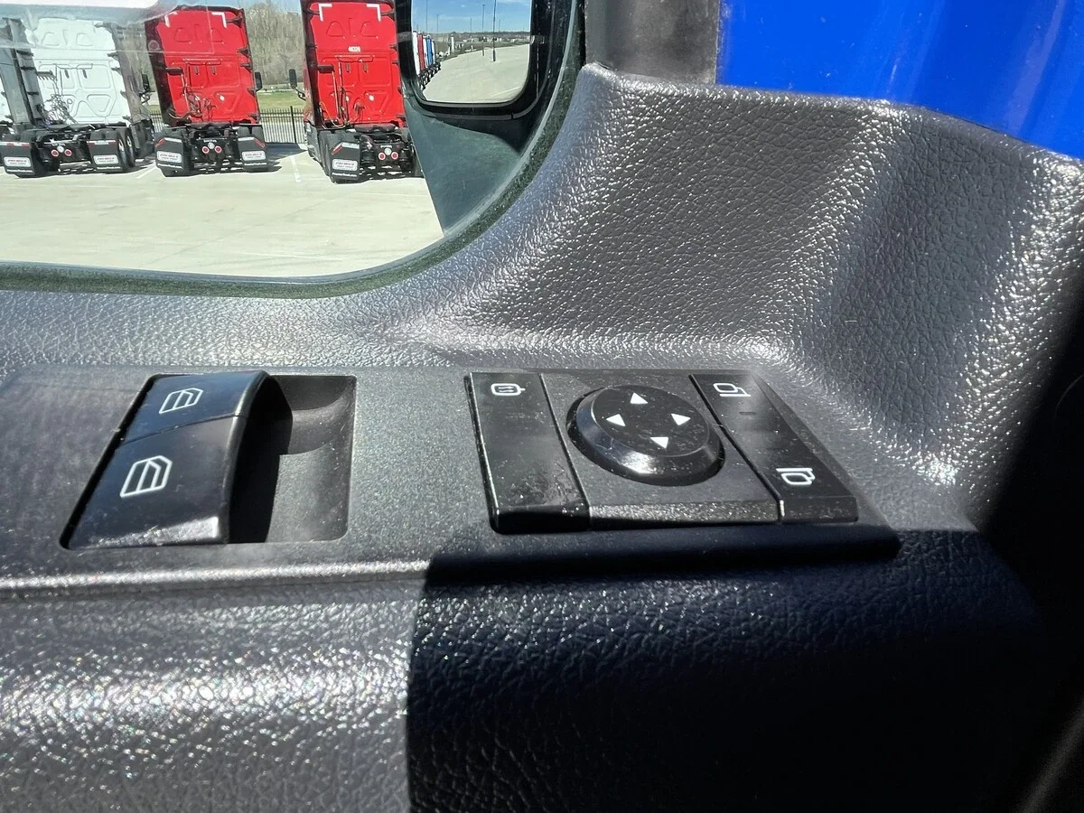 2022 Freightliner Cascadia - image 21