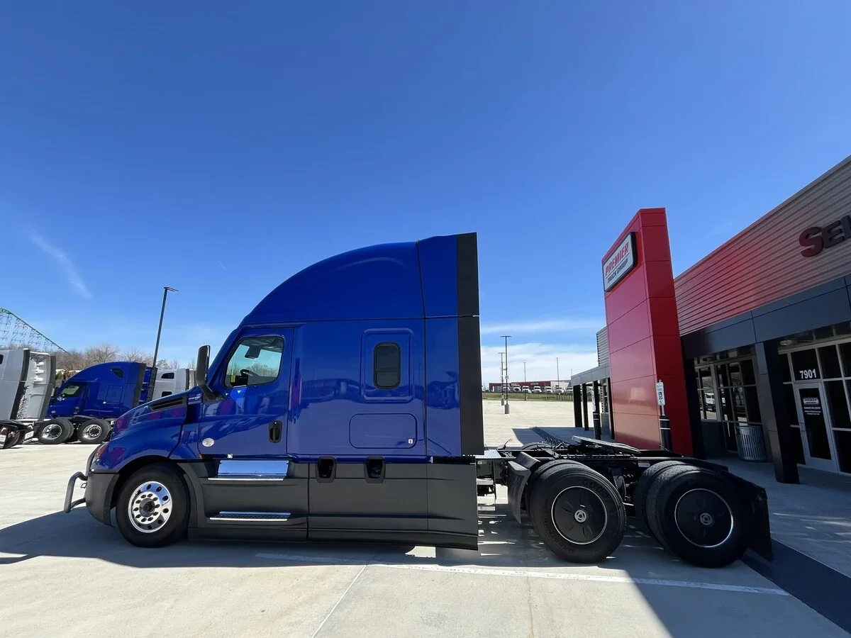 2022 Freightliner Cascadia - image 6
