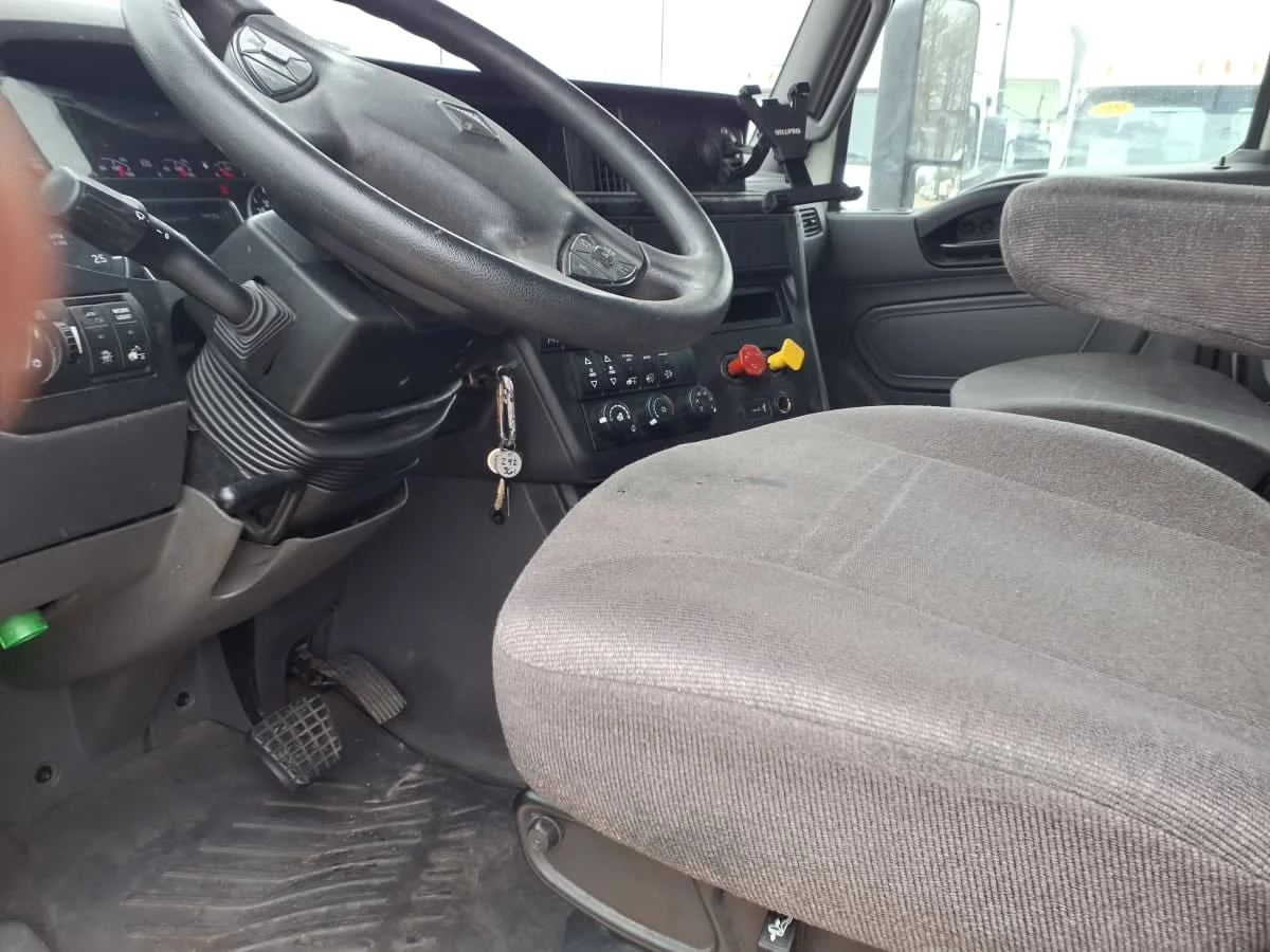 2020 International LT - image 7