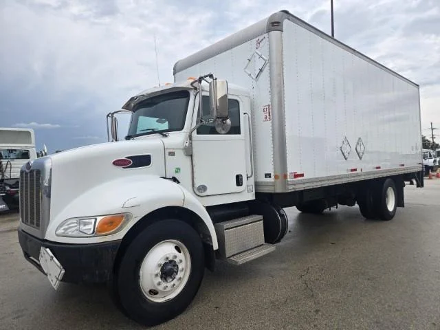 2018 Peterbilt 337 — photo 2