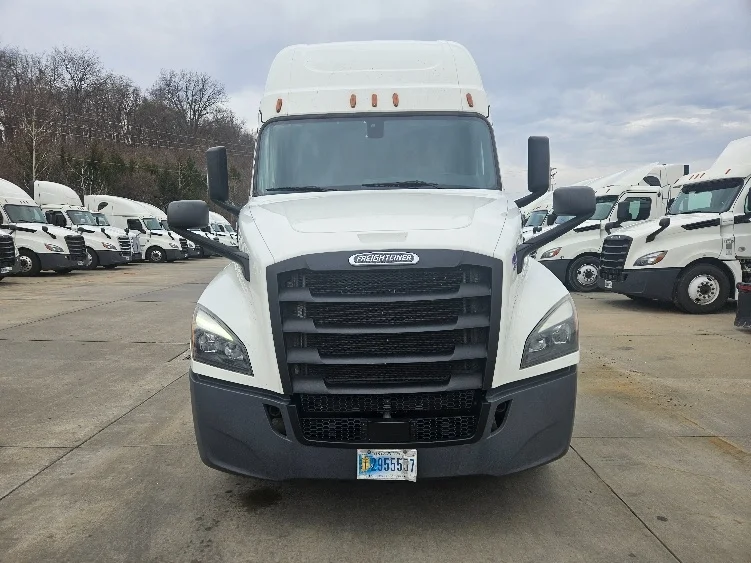 2020 Freightliner Cascadia - image 2