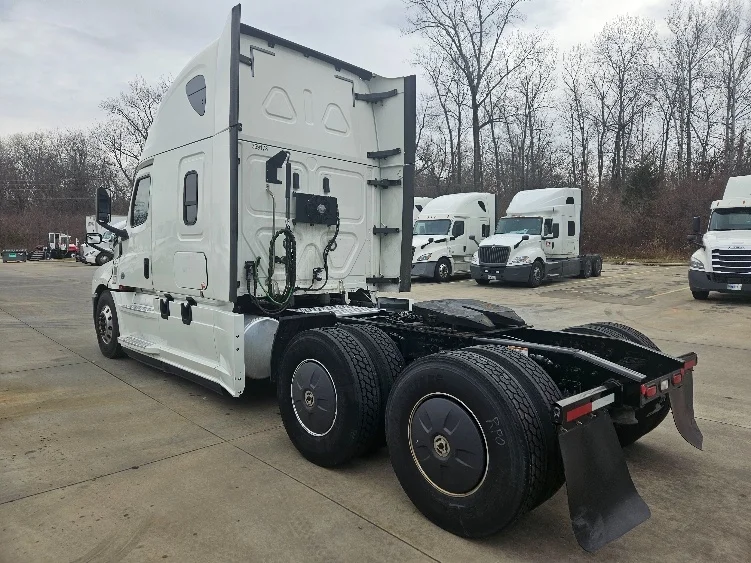 2020 Freightliner Cascadia - image 5