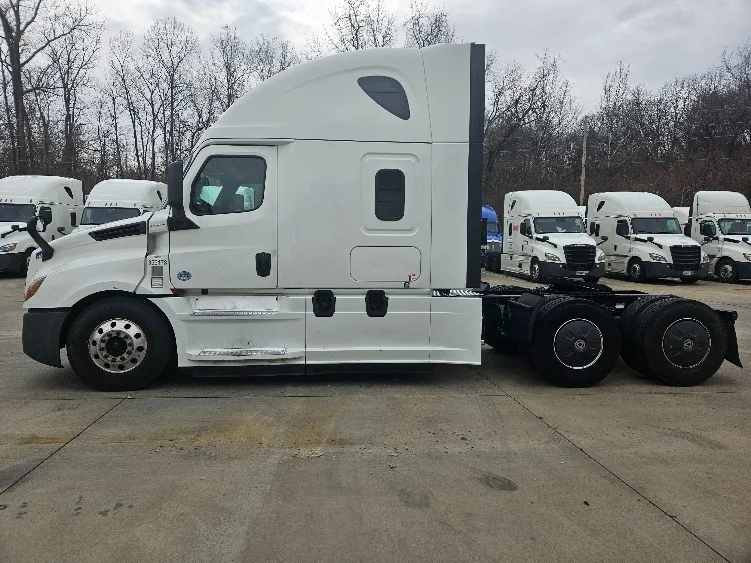 2020 Freightliner Cascadia - image 4