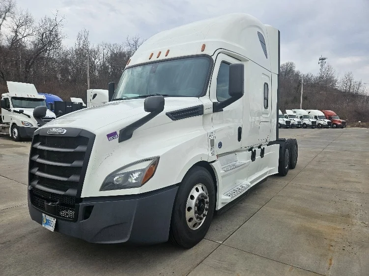 2020 Freightliner Cascadia - image 3