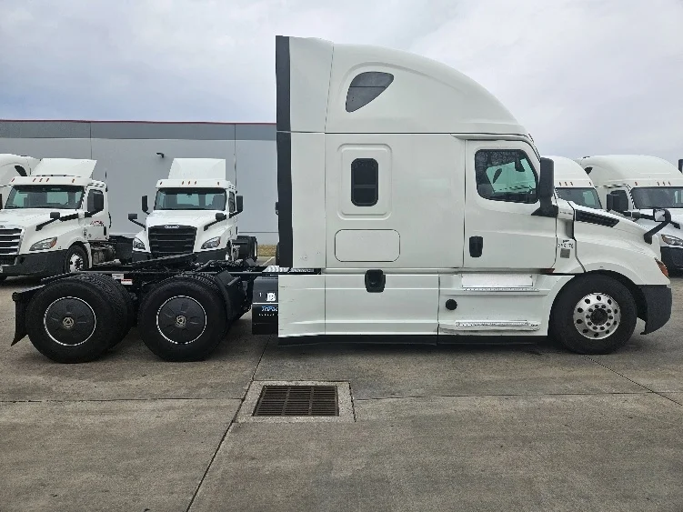 2020 Freightliner Cascadia - image 8