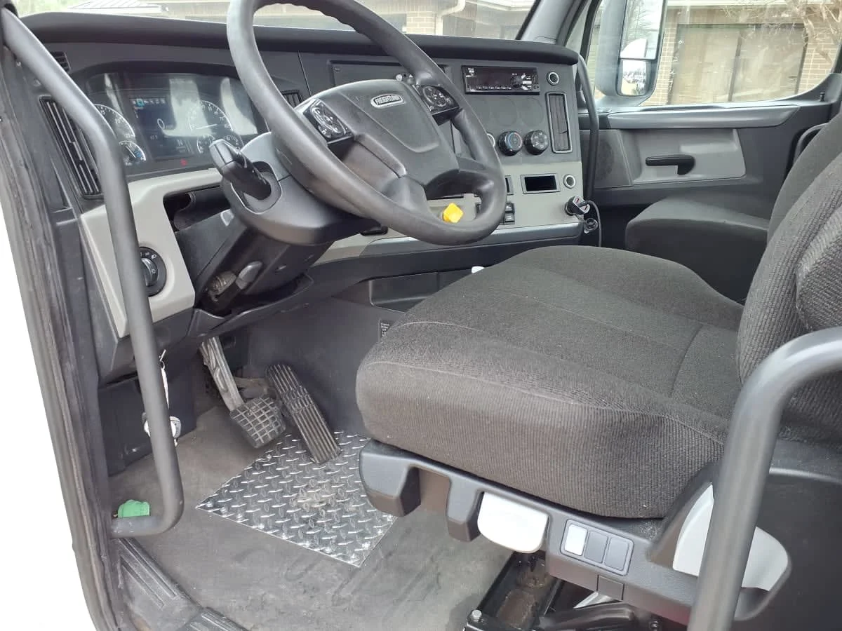 2020 Freightliner Cascadia in Houston, TX — photo 7