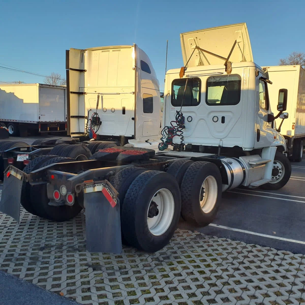 2019 Freightliner Cascadia - image 4