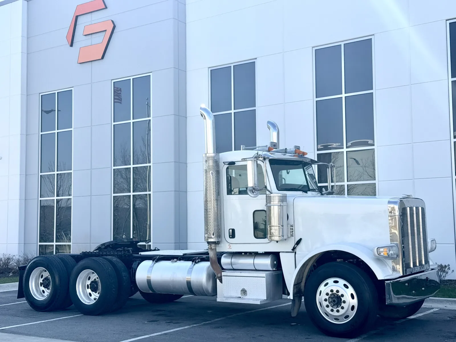 2009 Peterbilt 388 in New Lenox, IL — photo 2