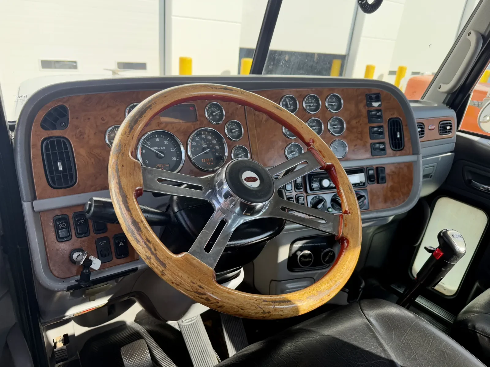 2009 Peterbilt 388 in New Lenox, IL — photo 15
