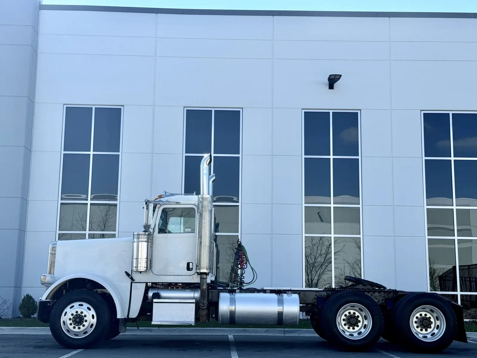 2009 Peterbilt 388 in New Lenox, IL — photo 4