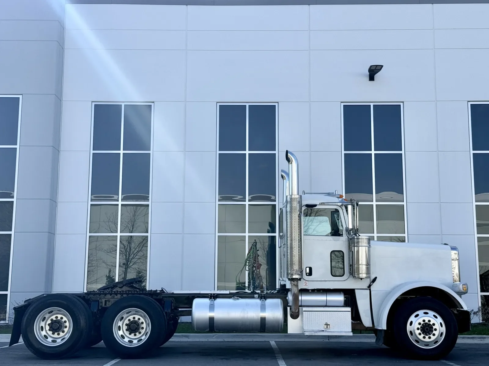 2009 Peterbilt 388 in New Lenox, IL — photo 3