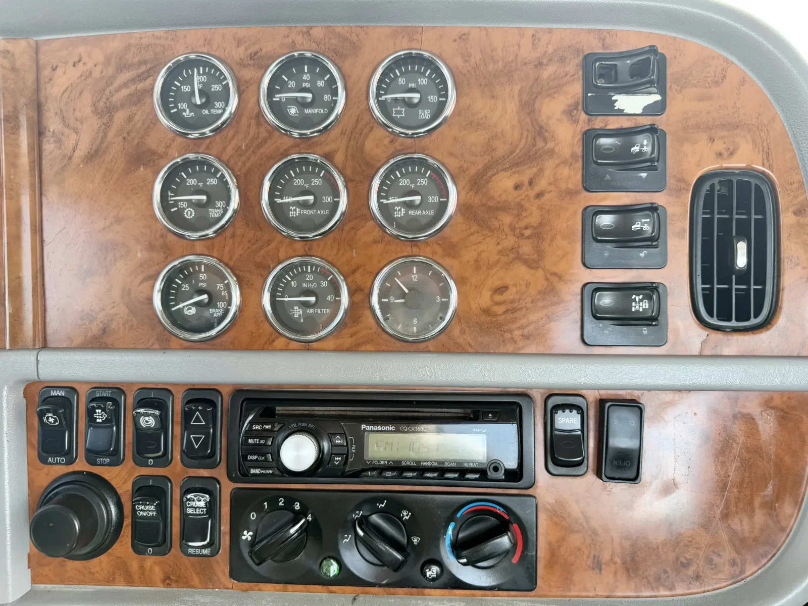 2009 Peterbilt 388 in New Lenox, IL — photo 18