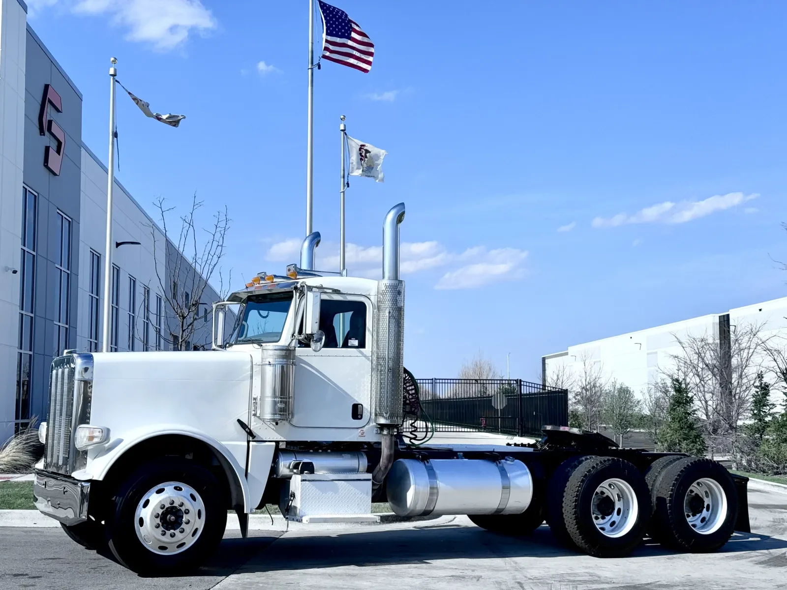 2009 Peterbilt 388 in New Lenox, IL